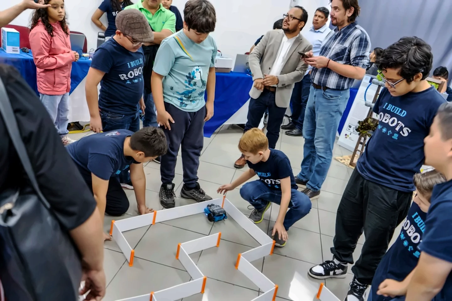 Estudiantes prueban su robot en una pista de competencia