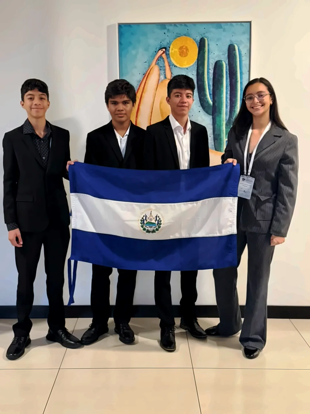 Estudiantes investigadores con la bandera de El Salvador