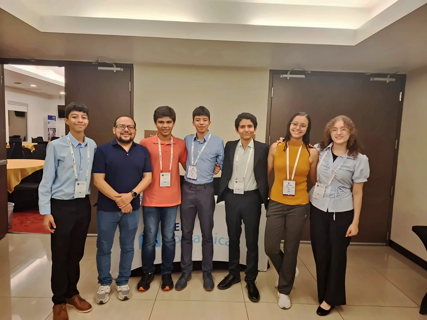 Equipo de investigadores y docentes de la academia en el congreso