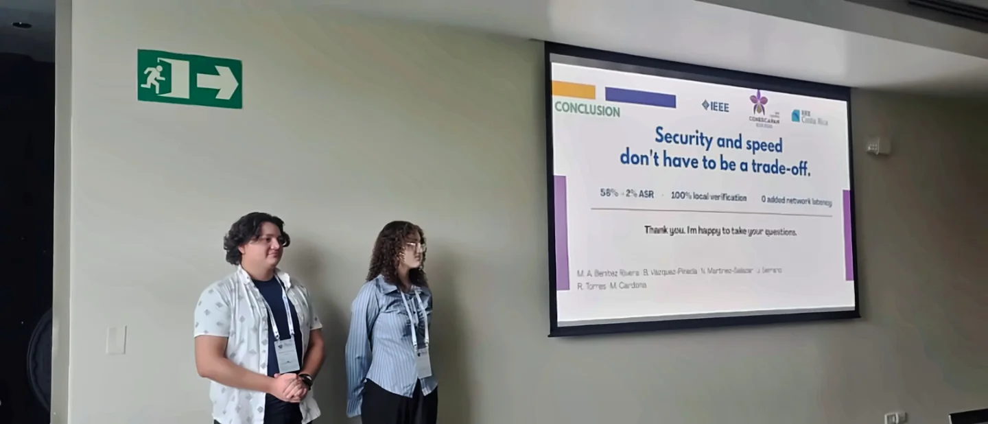Estudiantes cierran su ponencia sobre seguridad de robots educativos con IA