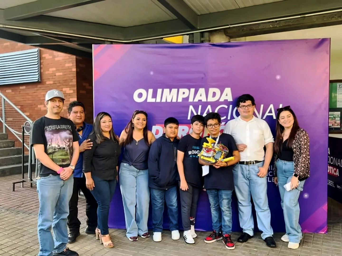 Equipo de la academia con su robot en la Olimpiada Nacional de Robótica