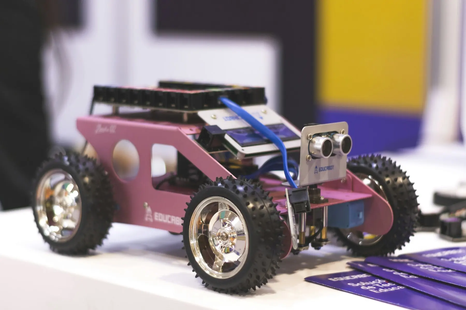 Robot de competencia con ruedas y sensor ultrasónico
