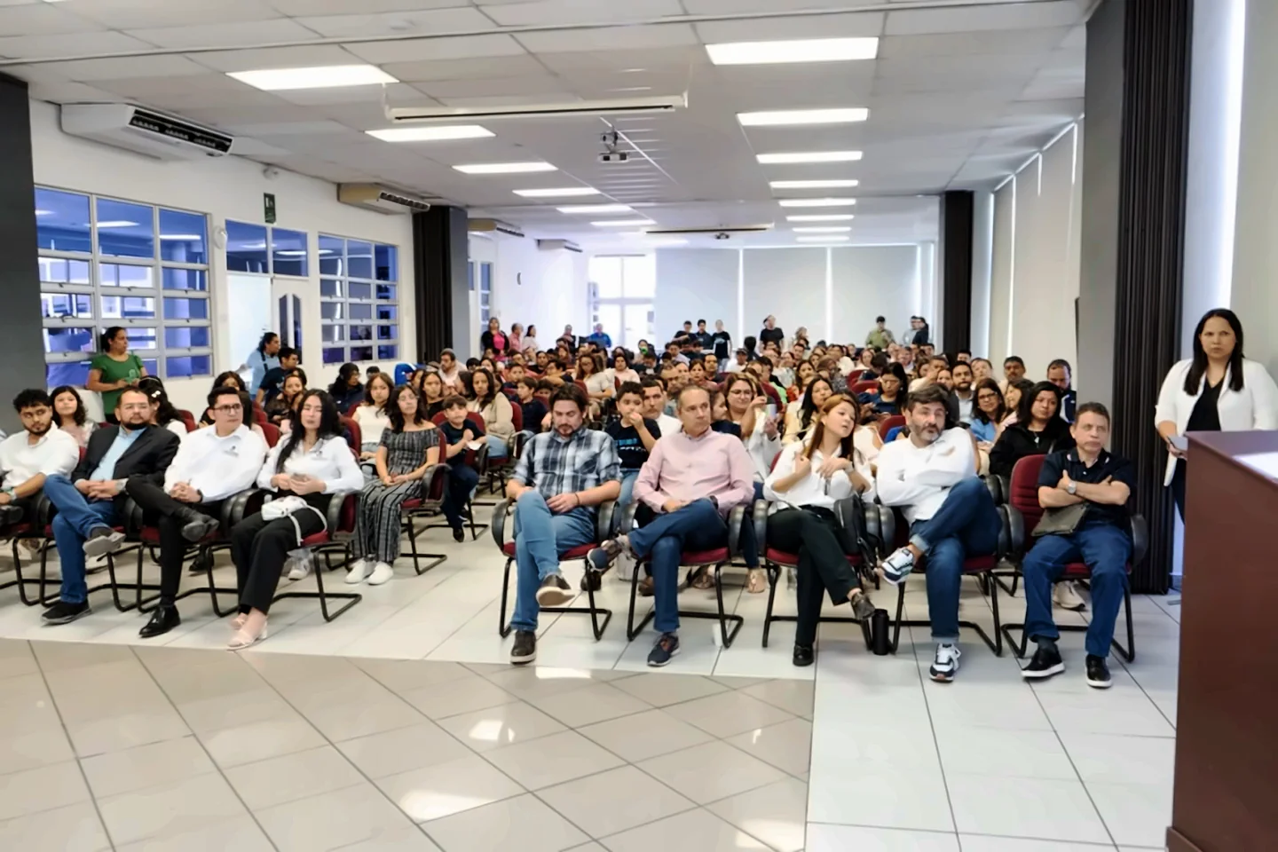 Público en el Robotics Innovation Fest