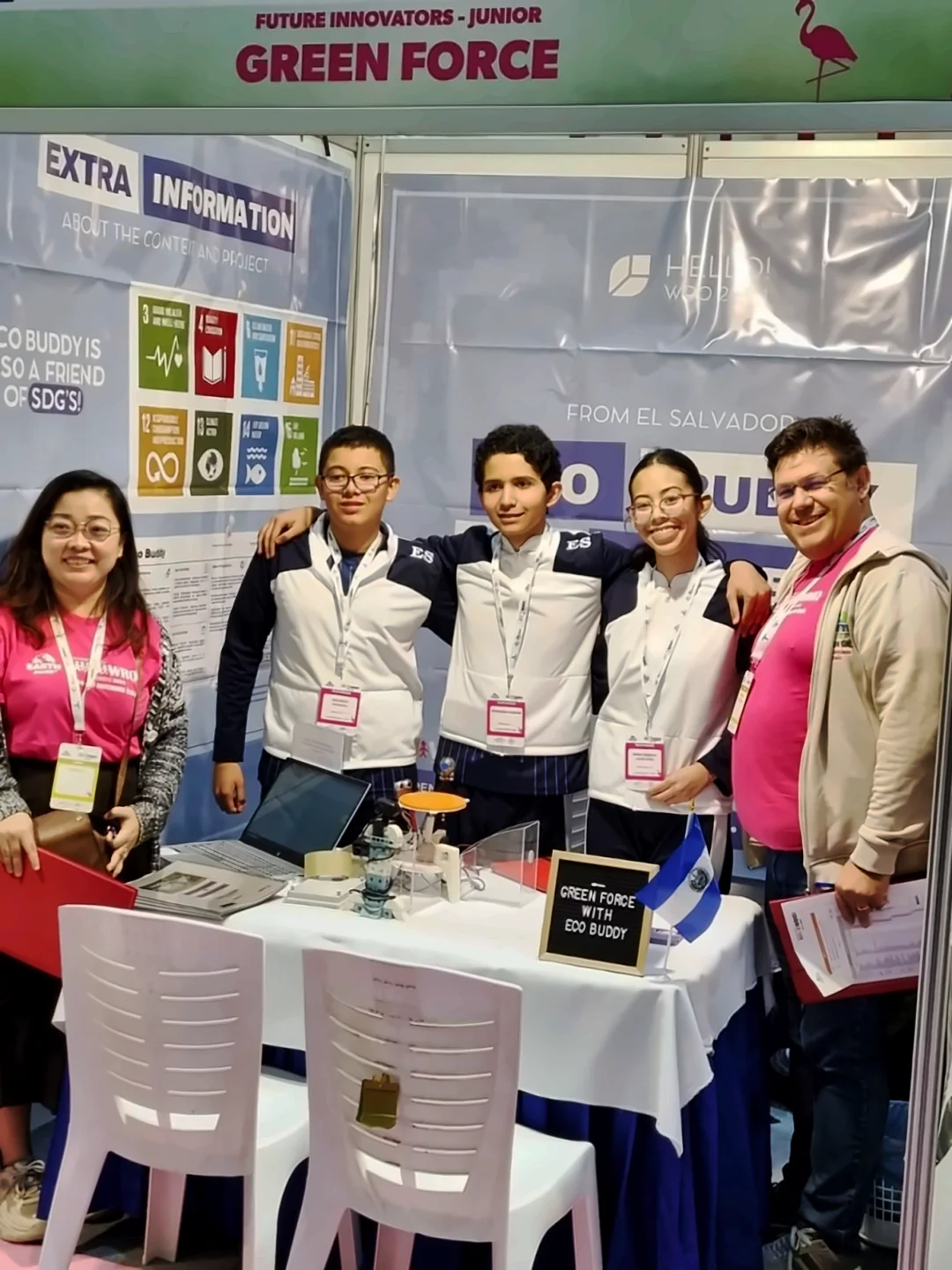 Stand de Green Force con Eco Buddy en la final mundial de la WRO 2024