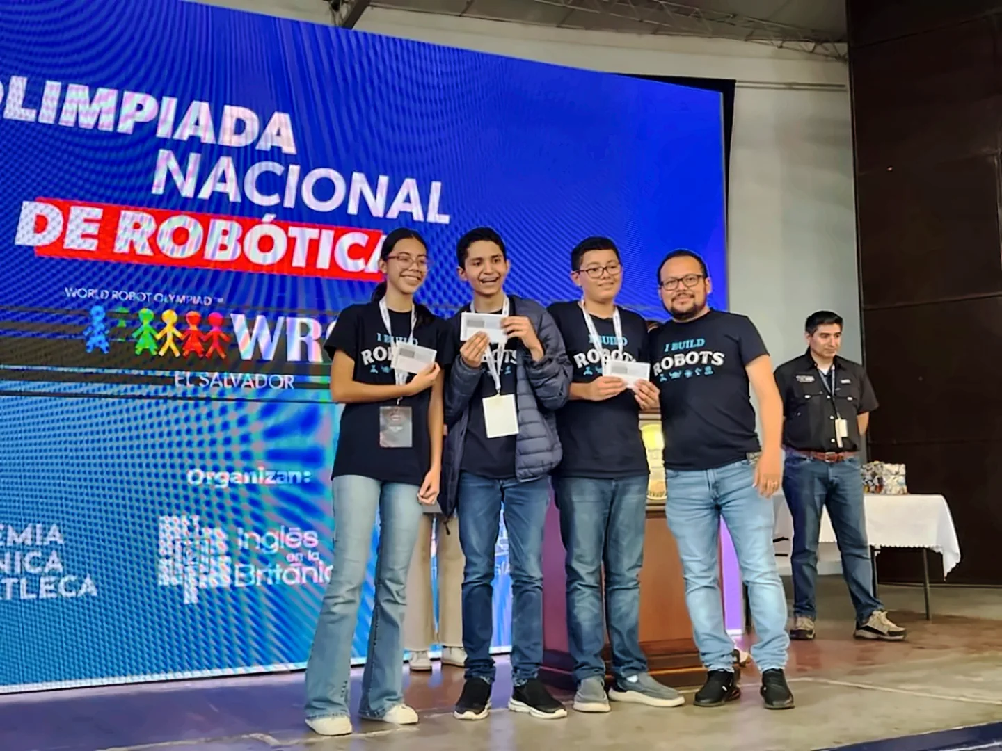 Estudiantes de la academia en la Olimpiada Nacional de Robótica WRO El Salvador 2024