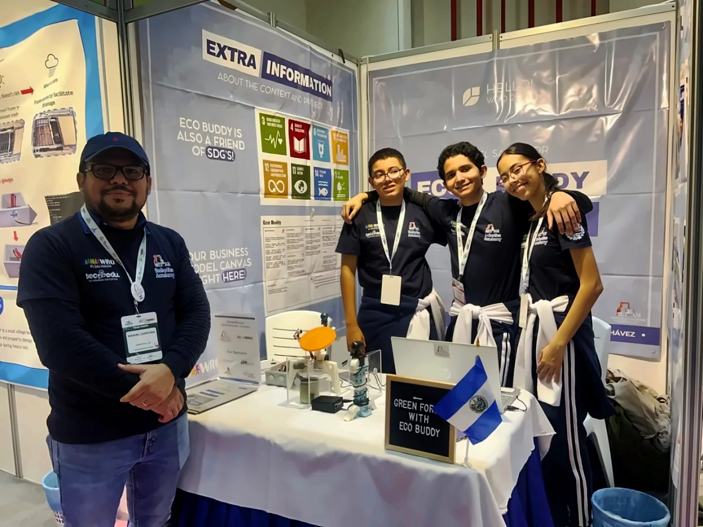 Estudiantes de Green Force junto a Eco Buddy, su robot clasificador de residuos con IA